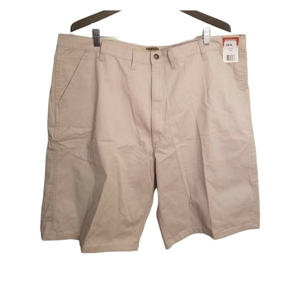 Wrangler Authentics Classic Relaxed‎ Fit Cargo Shorts Beige Men’s Size 44X10 NWT - Picture 1 of 6